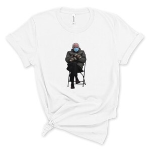 Bernie sur une chaise Meme T-shirt