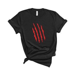 Op de afbeelding: Zwart T-shirt met een rode klauwprint.