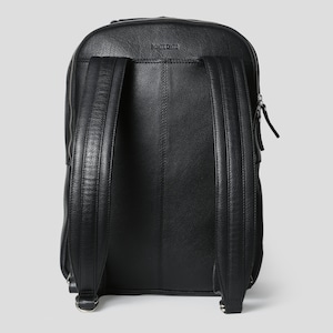 Puede incluir: Mochila de cuero negro con la parte superior redondeada y dos correas ajustables para los hombros. La mochila tiene un cierre de cremallera y un peque&ntilde;o bolsillo con cremallera en la parte delantera. La marca "MONTECITO" est&aacute; grabada en la parte superior.