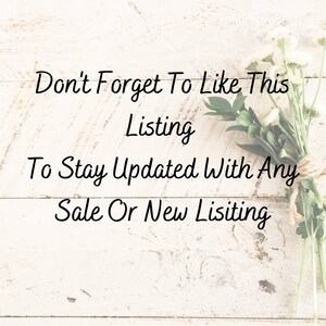 Pu&ograve; includere: Sfondo in legno bianco con il testo "Don't Forget To Like This Listing To Stay Updated With Any Sale Or New Lisiting." Un piccolo bouquet di fiori bianchi e verde &egrave; legato con spago.