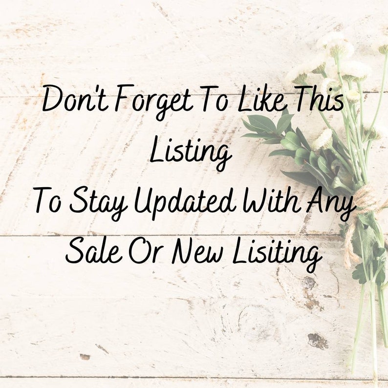 Pu&ograve; includere: Sfondo in legno bianco con il testo "Don't Forget To Like This Listing To Stay Updated With Any Sale Or New Lisiting." Un piccolo bouquet di fiori bianchi e verde &egrave; legato con spago.