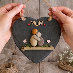 Cadeau pour maman, oeuvre d'art en galets : coeur en ardoise, mère et enfant