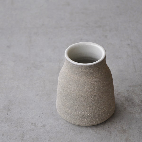 Kleine Vase mit Sandstruktur, Minivase