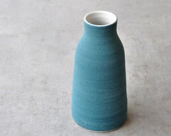 Vase with sand structure