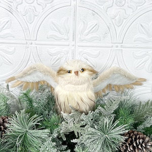 Enfeite de coruja voadora, topo de árvore de Natal branco realista, decoração de feriado na floresta