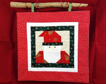 Christmas is approaching - beautiful wall hanging with Santa Claus in red, white and green, hand-sewn, patchwork, quilt