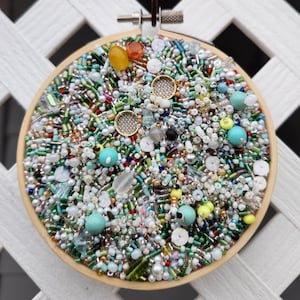 Chaos 2 – 3D Perlen Textilkunst | Abstraktes Mixed Media Wandbehang | Stickrahmen Fibre Art | Strukturierte Originalkunstwerk | 4,5x4,5