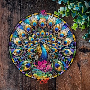 K&ouml;nnte beinhalten: Eine Illustration im Stil eines Buntglasfensters von einem Pfau mit ausgebreiteten Schwanzfedern. Der Pfau ist blau, gr&uuml;n und gold. Der Hintergrund ist aus dunklem Holz.