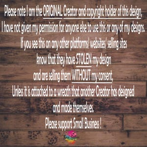 Puede incluir: Texto sobre un fondo de madera con veta que dice "Tenga en cuenta que soy el creador ORIGINAL y el titular de los derechos de autor de este dise&ntilde;o, no he dado permiso a nadie para usar este dise&ntilde;o o cualquiera de mis dise&ntilde;os. Si ve esto en otras plataformas/sitios web/sitios de venta, sepa que han ROBADO mi dise&ntilde;o y lo est&aacute;n vendiendo SIN mi consentimiento, a menos que est&eacute; adjunto a una corona que otro creador haya dise&ntilde;ado y hecho &eacute;l mismo. &iexcl;Apoye a las peque&ntilde;as empresas!" con el texto "Free Sisters" en la parte inferior.