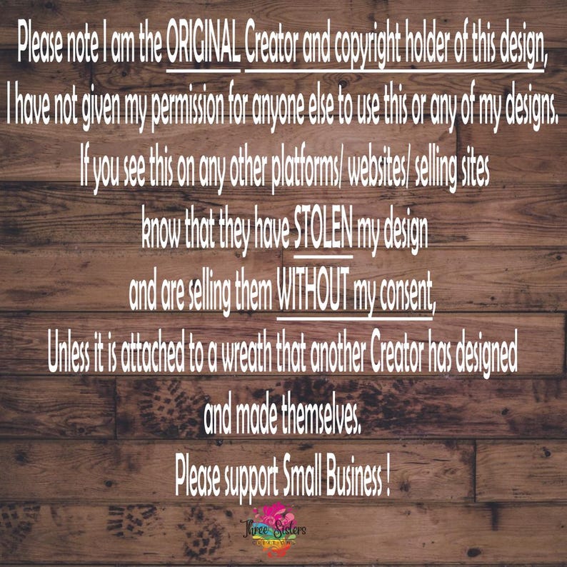 Puede incluir: Texto sobre un fondo de madera con veta que dice "Tenga en cuenta que soy el creador ORIGINAL y el titular de los derechos de autor de este dise&ntilde;o, no he dado permiso a nadie para usar este dise&ntilde;o o cualquiera de mis dise&ntilde;os. Si ve esto en otras plataformas/sitios web/sitios de venta, sepa que han ROBADO mi dise&ntilde;o y lo est&aacute;n vendiendo SIN mi consentimiento, a menos que est&eacute; adjunto a una corona que otro creador haya dise&ntilde;ado y hecho &eacute;l mismo. &iexcl;Apoye a las peque&ntilde;as empresas!" con el texto "Free Sisters" en la parte inferior.