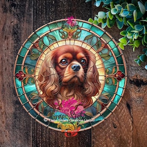 Peut inclure: Décoration murale ronde représentant un Cavalier King Charles Spaniel dans un style vitrail. L'œuvre d'art présente des tons turquoise, marron et or avec des motifs floraux. Le chien a un pelage brun et une expression douce.