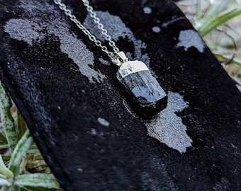 Magnifique collier de tourmaline noire sculptée à la main sur une chaîne en argent délicat - Superbe pièce rétro!