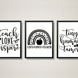 Peut inclure: Trois impressions d'art mural imprimables en noir et blanc avec des citations inspirantes. La premi&egrave;re impression dit "Teach Love Inspire". La deuxi&egrave;me impression dit "Live Love Teach" et pr&eacute;sente un arc-en-ciel avec une pomme au centre. La troisi&egrave;me impression dit "Tiny Human Tamer".