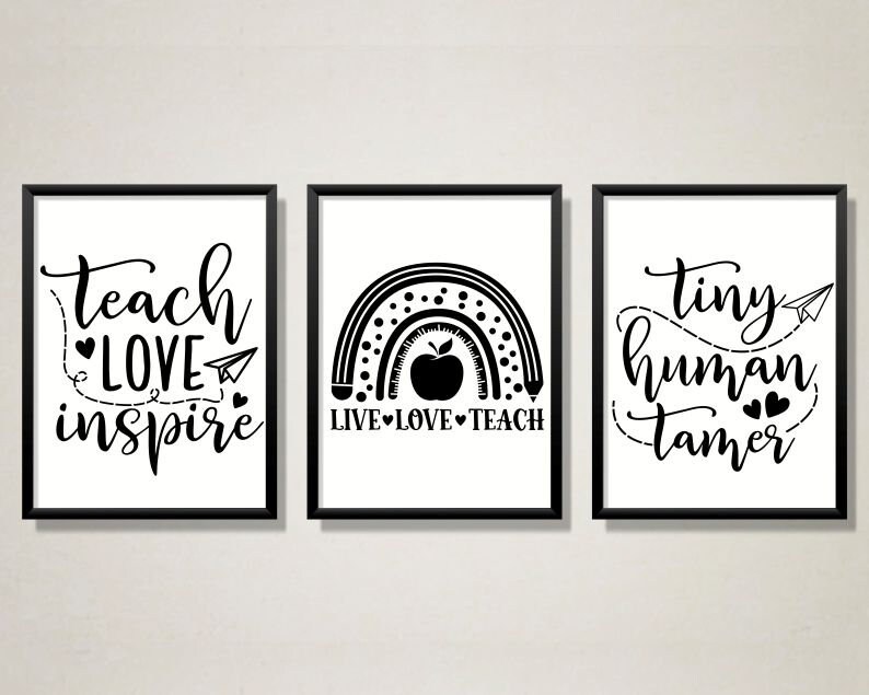 Peut inclure: Trois impressions d'art mural imprimables en noir et blanc avec des citations inspirantes. La premi&egrave;re impression dit "Teach Love Inspire". La deuxi&egrave;me impression dit "Live Love Teach" et pr&eacute;sente un arc-en-ciel avec une pomme au centre. La troisi&egrave;me impression dit "Tiny Human Tamer".