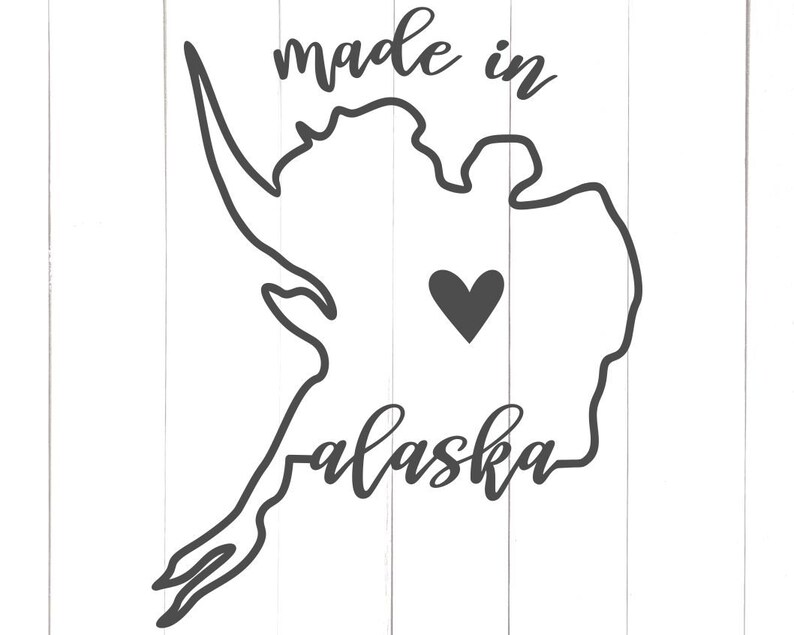 Może przedstawiać: Czarno-biały zarys stanu Alaska z tekstem "made in Alaska" i sercem w środku.