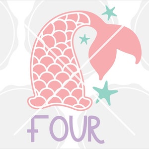 Puede incluir: Cola de sirena rosa con escamas blancas y una estrella de mar turquesa. La palabra "FOUR" está escrita en morado debajo de la cola.