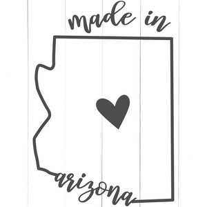 Może przedstawiać: Czarno-biały projekt graficzny stanu Arizona z tekstem "made in" powyżej i "arizona" poniżej. Serce znajduje się w środku zarysu stanu.