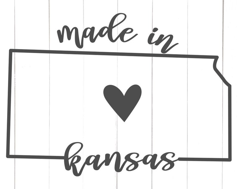 Może przedstawiać: Czarno-biały projekt graficzny stanu Kansas z tekstem "made in" powyżej i "kansas" poniżej. Serce znajduje się w środku zarysu stanu.
