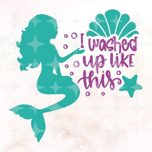 Puede incluir: Una silueta de sirena de color turquesa con una concha y una estrella de mar. El texto "I washed up like this" está escrito en morado.