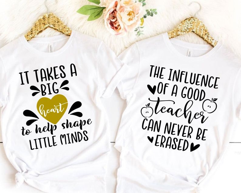 Peut inclure: Deux t-shirts blancs avec du texte noir. Le premier t-shirt dit "Il faut un grand c&oelig;ur pour aider &agrave; fa&ccedil;onner les petits esprits". Le deuxi&egrave;me t-shirt dit "L'influence d'un bon professeur ne peut jamais &ecirc;tre effac&eacute;e".