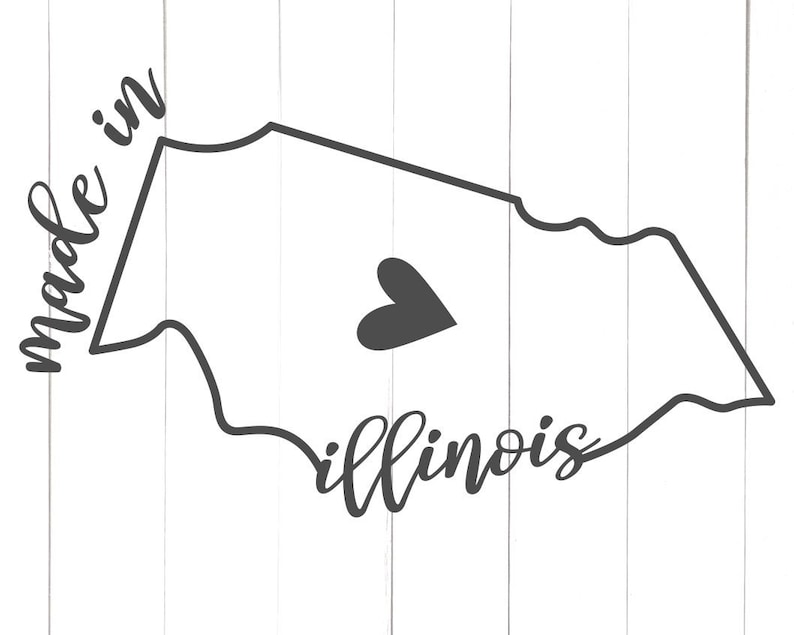 Może przedstawiać: Czarno-biały projekt graficzny stanu Illinois z sercem w środku i tekstem "made in" po lewej stronie oraz "illinois" pod zarysowaniem stanu.