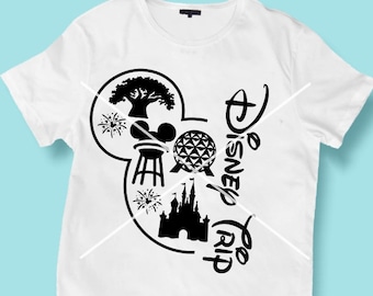 Może przedstawiać: Biały T-shirt z czarnym wzorem w kształcie uszu Myszki Miki. Wewnątrz uszu znajdują się obrazy atrakcji Disneya, w tym Drzewo Życia, Spaceship Earth, Zamek Kopciuszka i fajerwerki. Tekst "Too Disney Trip" jest napisany pionowo wewnątrz prawego ucha.