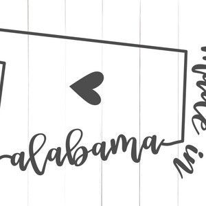 Może przedstawiać: Czarno-biały zarys stanu Alabama z tekstem "made in Alabama" i sercem wewnątrz zarysu stanu.