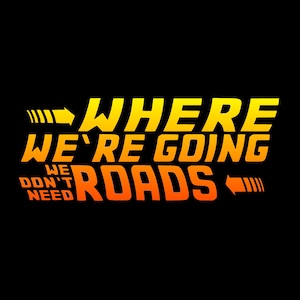Può includere: Un design grafico giallo e arancione con il testo "Where We're Going We Don't Need Roads" con frecce che puntano in direzioni opposte.