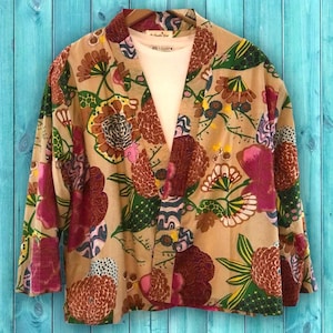 Kimonojacke aus Baumwolle in creme mit rosa, blauen, grünen und gelben Blumen