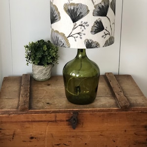 Ashley Wilde Odin Japanischer Gingko-Stoff Lampenschirm in Olive und Grau
