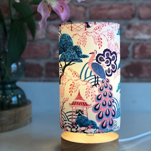 Rosa und blaue Chinoiserie Pfau und Pagode Stoff Tischlampe mit Holzsockel