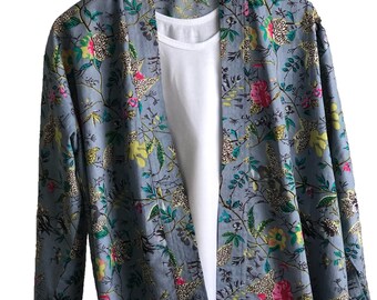 Chaqueta kimono de algodón en azul oscuro pálido con flores en rosa, amarillo y verde