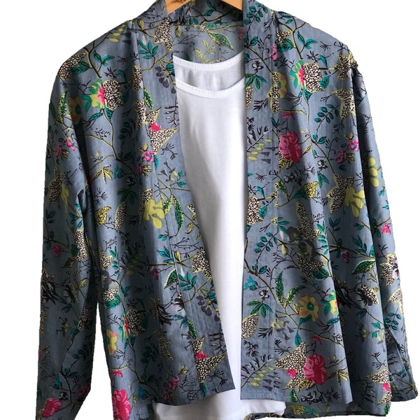 Giacca kimono in cotone in blu scuro pallido con rosa, giallo e verde e fiori