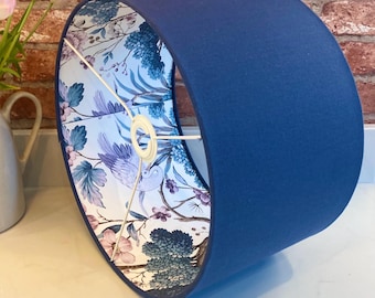 Donkerblauwe linnen lampenkap met chinoiseriekraanpapier van houtsnippers en magnolia's