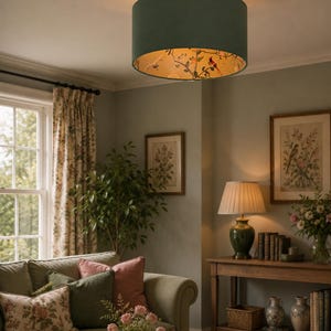 Pantalla de lámpara cilíndrica de lino verde bosque con forro dorado de estilo chinoiserie con estampado de pájaros.