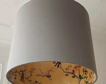 Paralume in lino grigio con fodera dorata a motivo di uccelli in stile chinoiserie, 40 cm di diametro x 21 cm di altezza, per lampade del Regno Unito.
