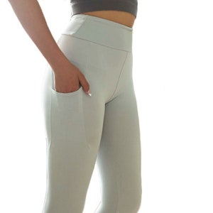 Women&#39;s Light Gray buttery soft Yoga waistband Pocket Capri Leggings