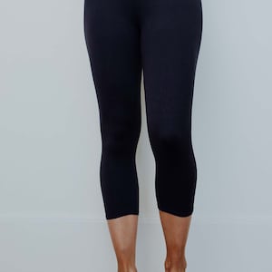Women&#39;s Navy Capri Solid buttery soft Yoga waistband Leggings