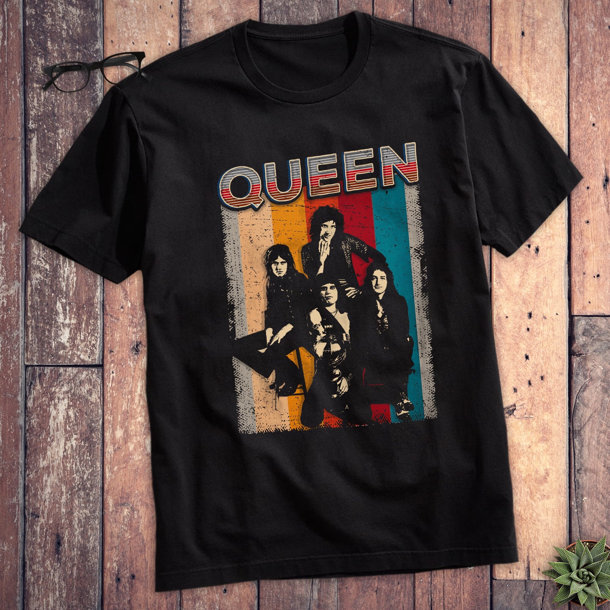 Discover Vintage Queen T-Shirt