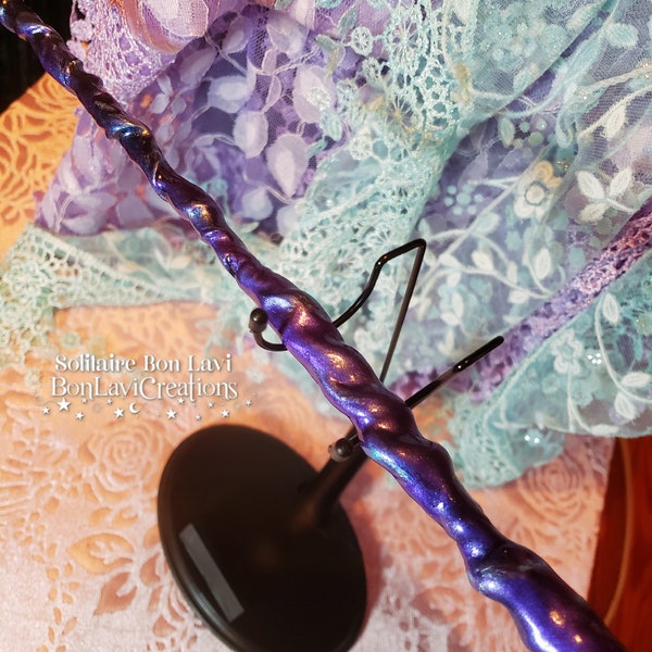 WAND Varita hecha a mano con amuletos colgantes celestiales: cargada ritualmente bajo la bruja pagana wiccan de luna llena