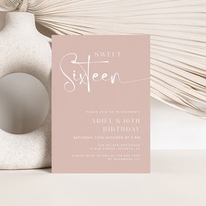 Peut inclure: Une carte d'invitation rose p&acirc;le avec le texte "Sweet Sixteen" en &eacute;criture cursive blanche. L'invitation est pour une f&ecirc;te d'anniversaire le 8 avril &agrave; 19h.