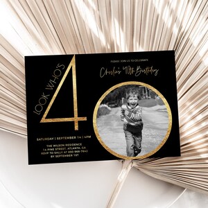 40e anniversaire Invitation pour hommes, Look Who's 40, Photo 40e anniversaire Invite, modèle modifiable, n'importe quel âge, noir et or, 40e anniversaire masculin