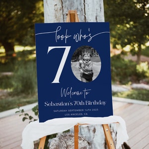 Signo de bienvenida de cumpleaños número 70 azul marino, plantilla de bienvenida de cumpleaños masculino, mira quién tiene 70 años, cartel de bienvenida editable, cartel de bienvenida de cumpleaños con foto