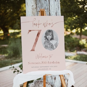 Signo de bienvenida de cumpleaños número 70 femenino, plantilla de bienvenida de cumpleaños con foto, mira quién tiene 70 años, cartel de bienvenida editable, signo de bienvenida de cumpleaños rosa