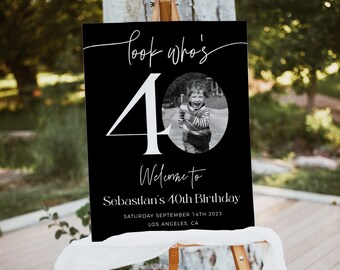 Signo de bienvenida de cumpleaños número 40 masculino, plantilla de bienvenida de cumpleaños negro, mira quién tiene 40 años, cartel de bienvenida editable, cartel de bienvenida de cumpleaños con foto
