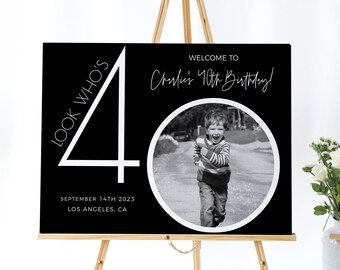 Signo de bienvenida de cumpleaños número 40 masculino, plantilla de bienvenida de cumpleaños negro, mira quién tiene 40 años, cartel de bienvenida editable, cartel de bienvenida de cumpleaños con foto