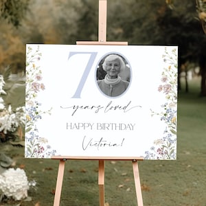 70 Jahre geliebt Zeichen, Blumen 70. Geburtstag Willkommensschild, Willkommensschild mit Foto, Dekorationen 70er Geburtstag für Frauen, Wildblumen 70er Schild