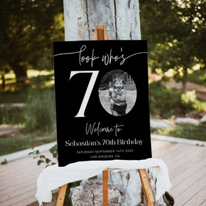 Signo de bienvenida de cumpleaños número 70 masculino, plantilla de bienvenida de cumpleaños negro, mira quién tiene 70 años, cartel de bienvenida editable, cartel de bienvenida de cumpleaños con foto