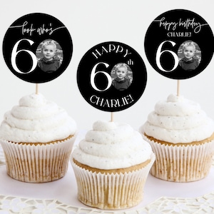 60er Geburtstag Cupcake Topper, schwarzer Kuchendeckel, Look Who&#39;s 60, Foto Cupcake Topper, männlicher Geburtstag Cupcake Topper, bearbeitbare Vorlage