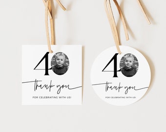 Puede incluir: Dos etiquetas blancas de agradecimiento con texto negro y una foto de un niño. Las etiquetas dicen "40 ¡Gracias por celebrar con nosotros!" Una etiqueta es rectangular y la otra es redonda.